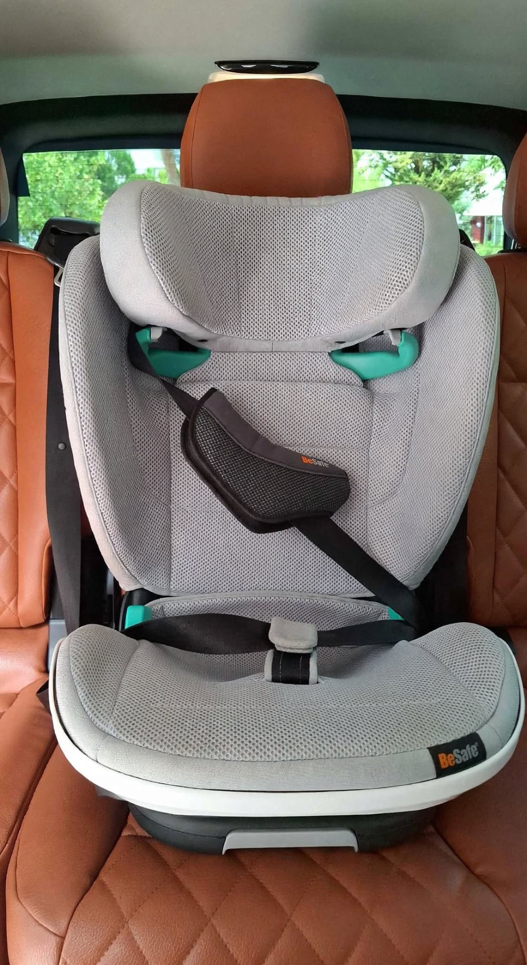 Certified BeSafe i-Size child seat installed in a Mercedes V Class