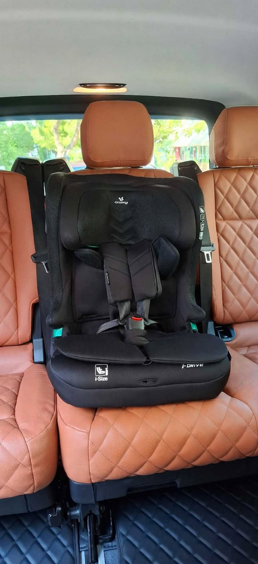 i-Size child seat with harness in the back seat of a Mercedes